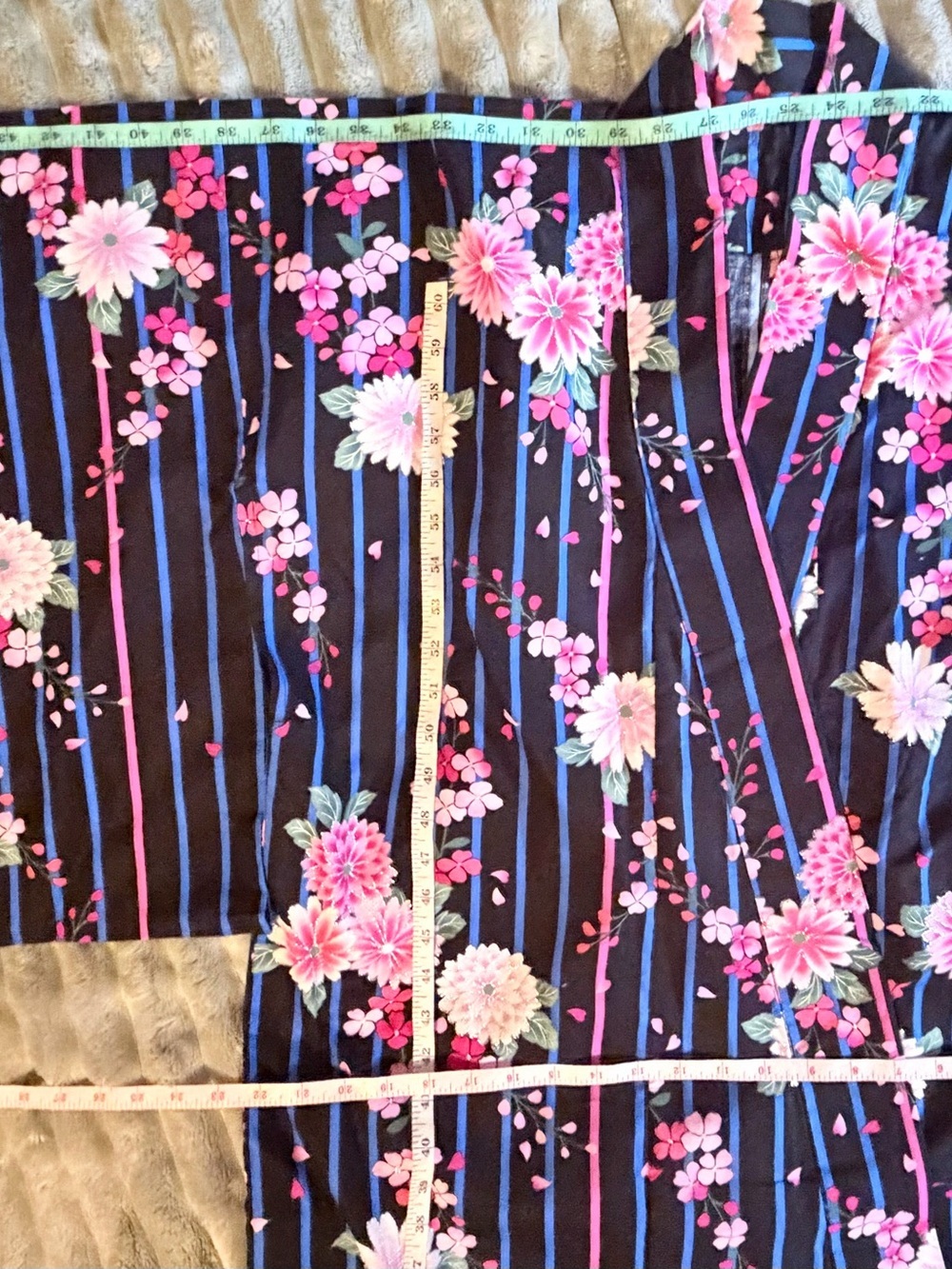 Men’s Stripe Kimono with glitter floral pattern in Navy and Pink - Picture 4 of 7